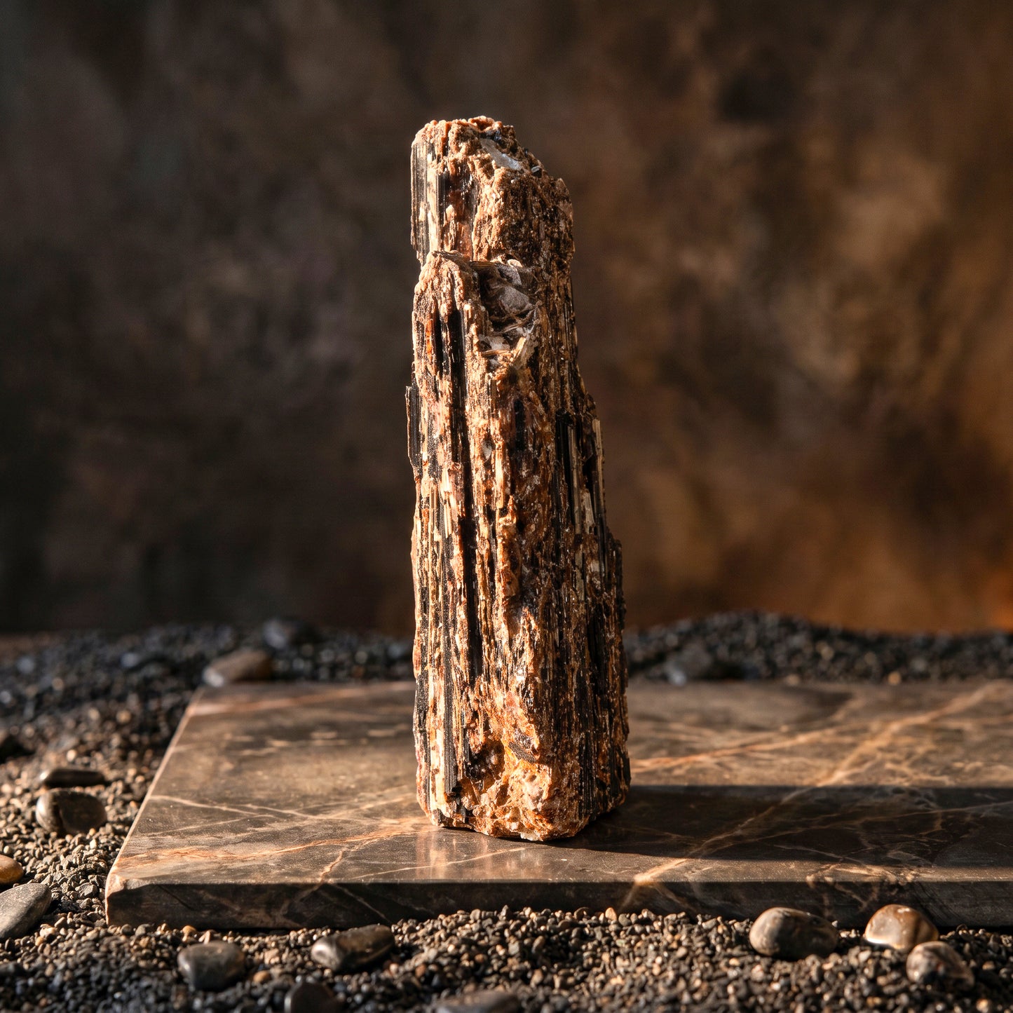 Zwarte natuurlijke edelsteen sculptuur, toermalijn met mica over groeiing