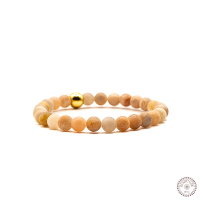 elastische edelsteen armband met 6mm matte zonnesteen kralen en gouden sierkraal