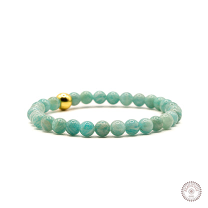 elastische edelsteen armband met 6mm blauwe amazoniet edelsteen kraal met 8mm gouden sierkraal.