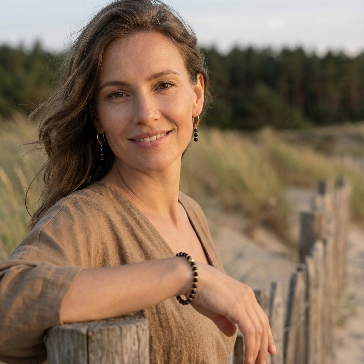 elastische edelsteen armband met obsidiaan kralen en dq gouden spacer en sierkraal