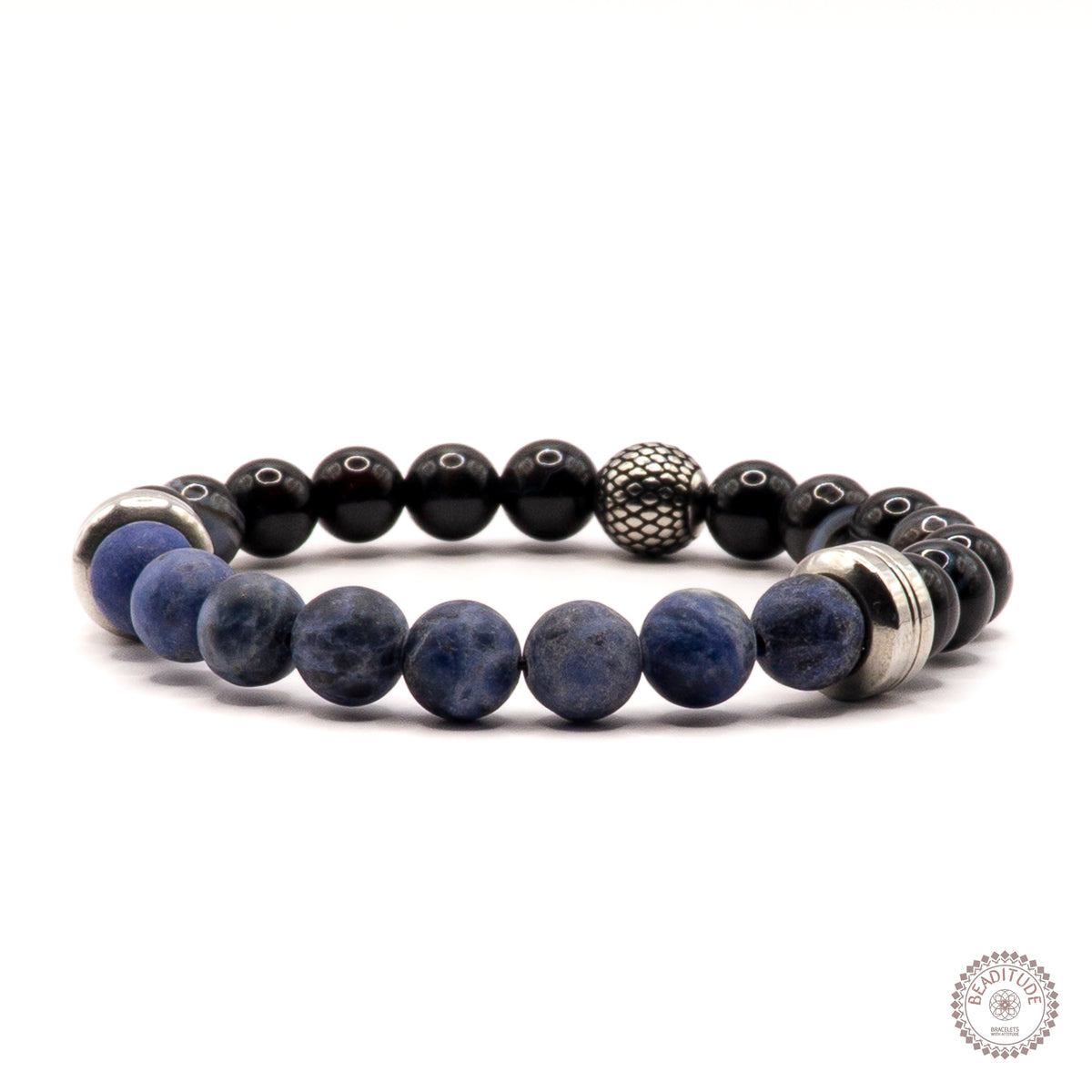 Elastische edelsteen armband met agaat en matte sodaliet kralen en rvs spacers en bewerkte kraal.