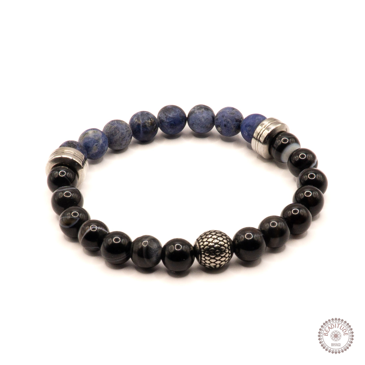 Elastische edelsteen armband met agaat en matte sodaliet kralen en rvs spacers en bewerkte kraal.