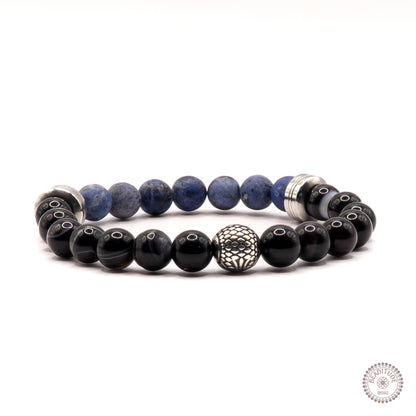 Elastische edelsteen armband met agaat en matte sodaliet kralen en rvs spacers en bewerkte kraal.