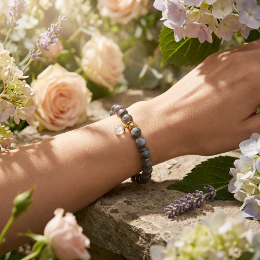 elastische edelsteen armband met 8mm labradoriet edelsteen kralen en bedel en gouden sierkralen