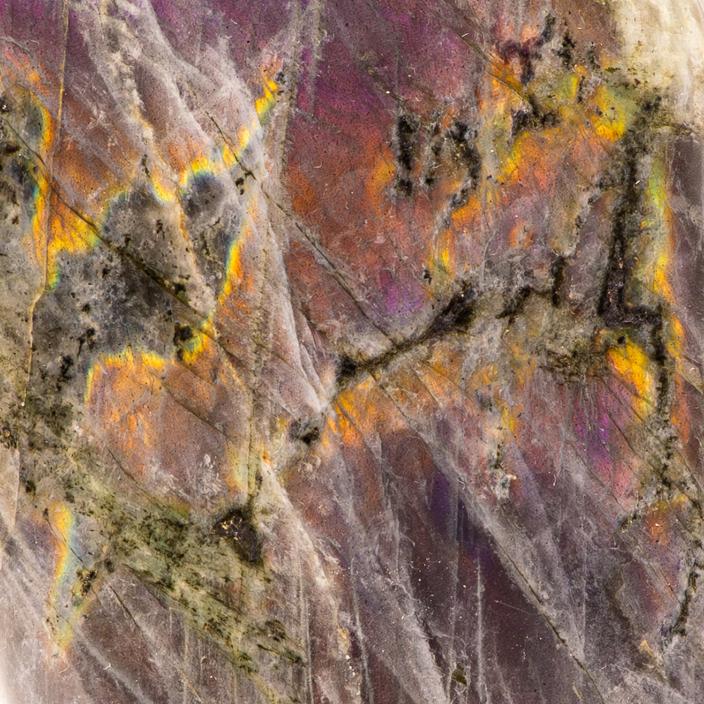 close up van een Labradoriet sculptuur met prachtige paarse en oranje schitteringen, natuurlijke glans en unieke kleurreflecties.