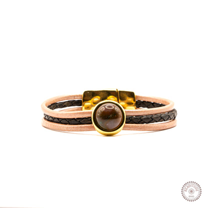 Leather&Stone edelsteen armband met leren bandjes en 12mm agaat cabochon en gouden magneetsluiting.