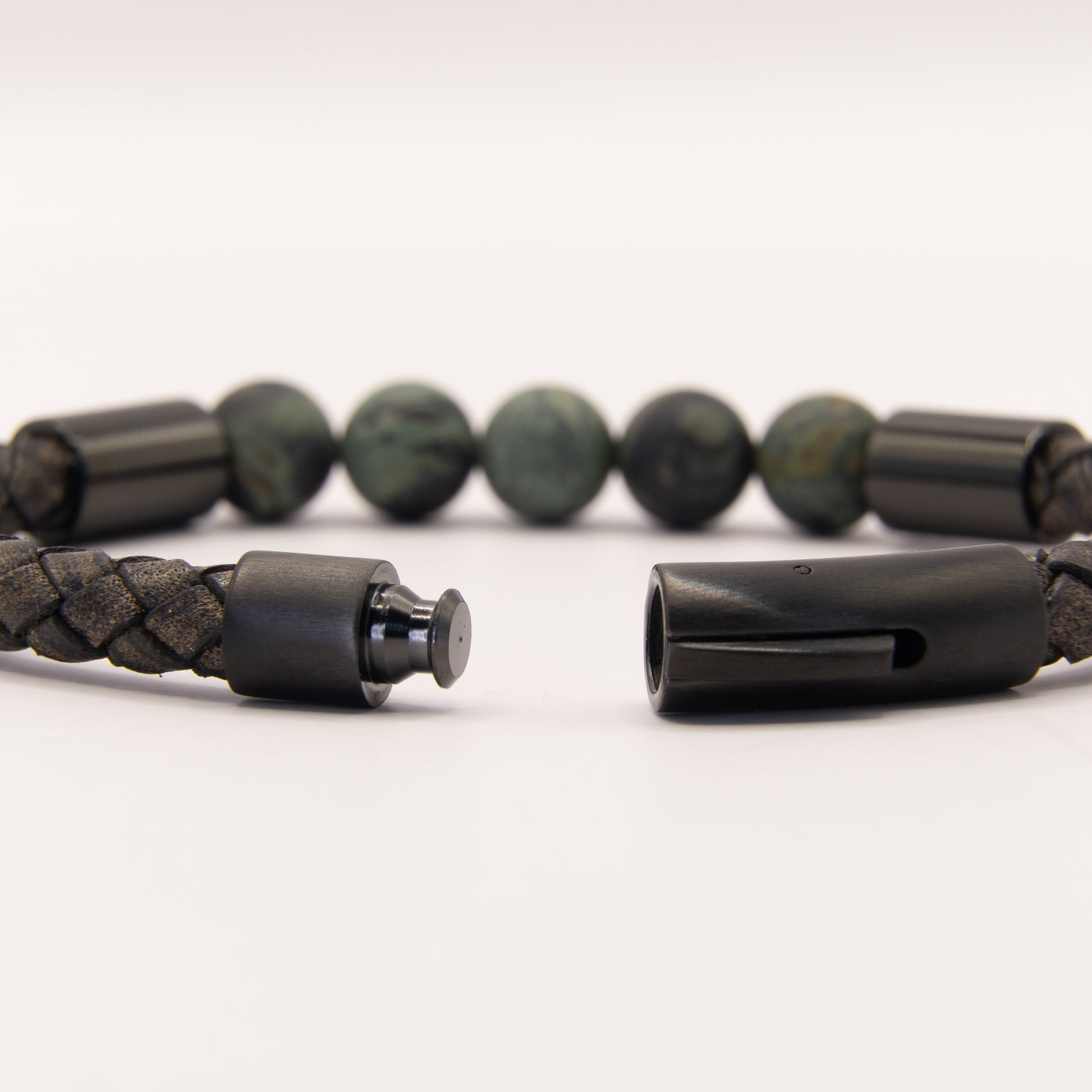 Leather&Stone 8mm kamaba jaspis met donker bruin leer en zwarte sluiting