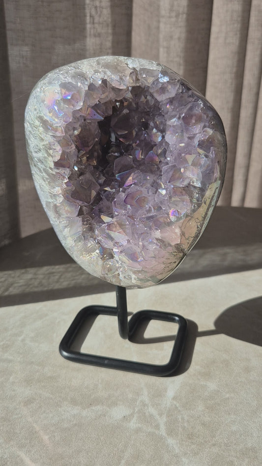 video angelauraamethist-op-standaard-edelsteen-decoratie